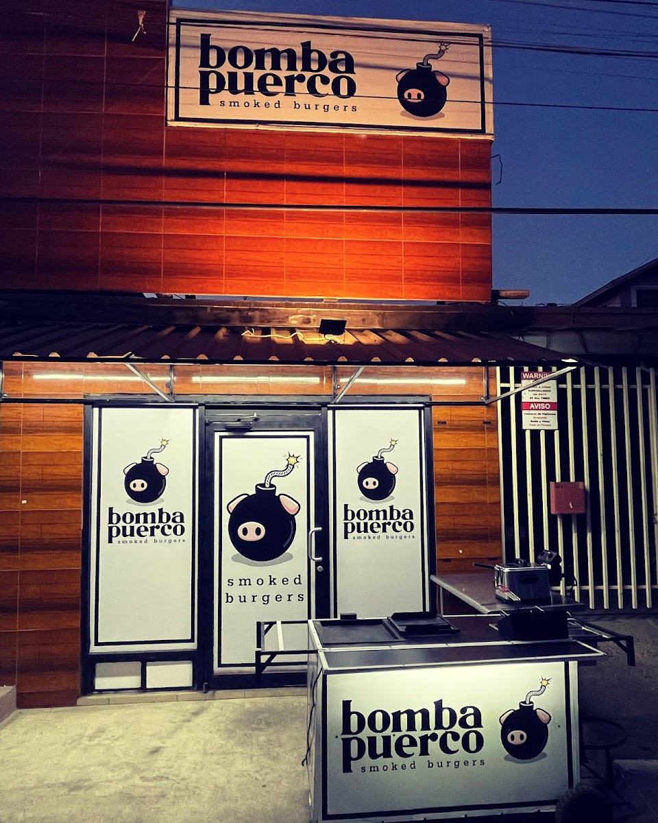 Bomba Puerco Smoked Burgers