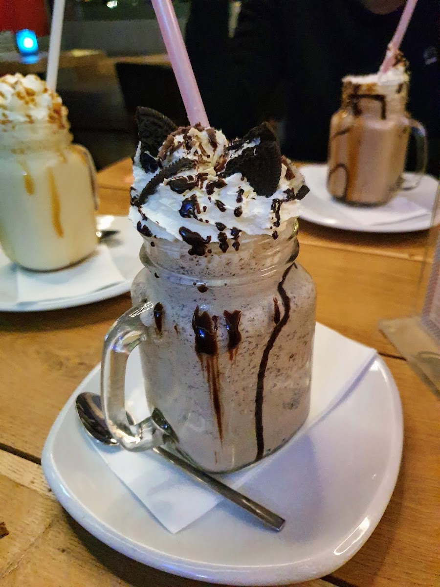 Burgers & Shakes Photos 9