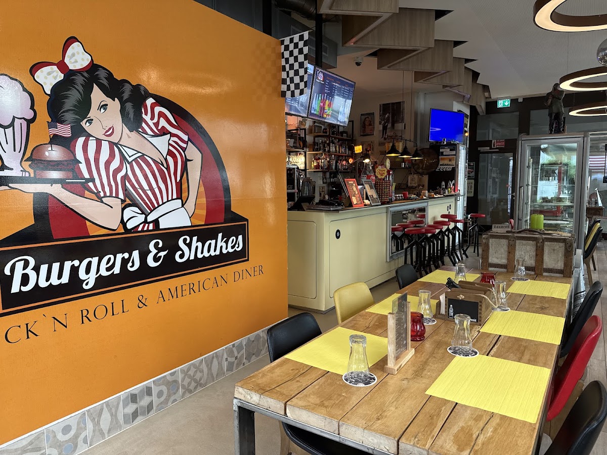 Burgers & Shakes Photos 2