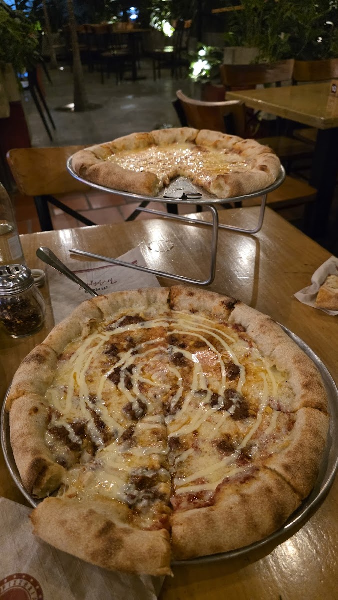 Cheers Pizzería Photos 2