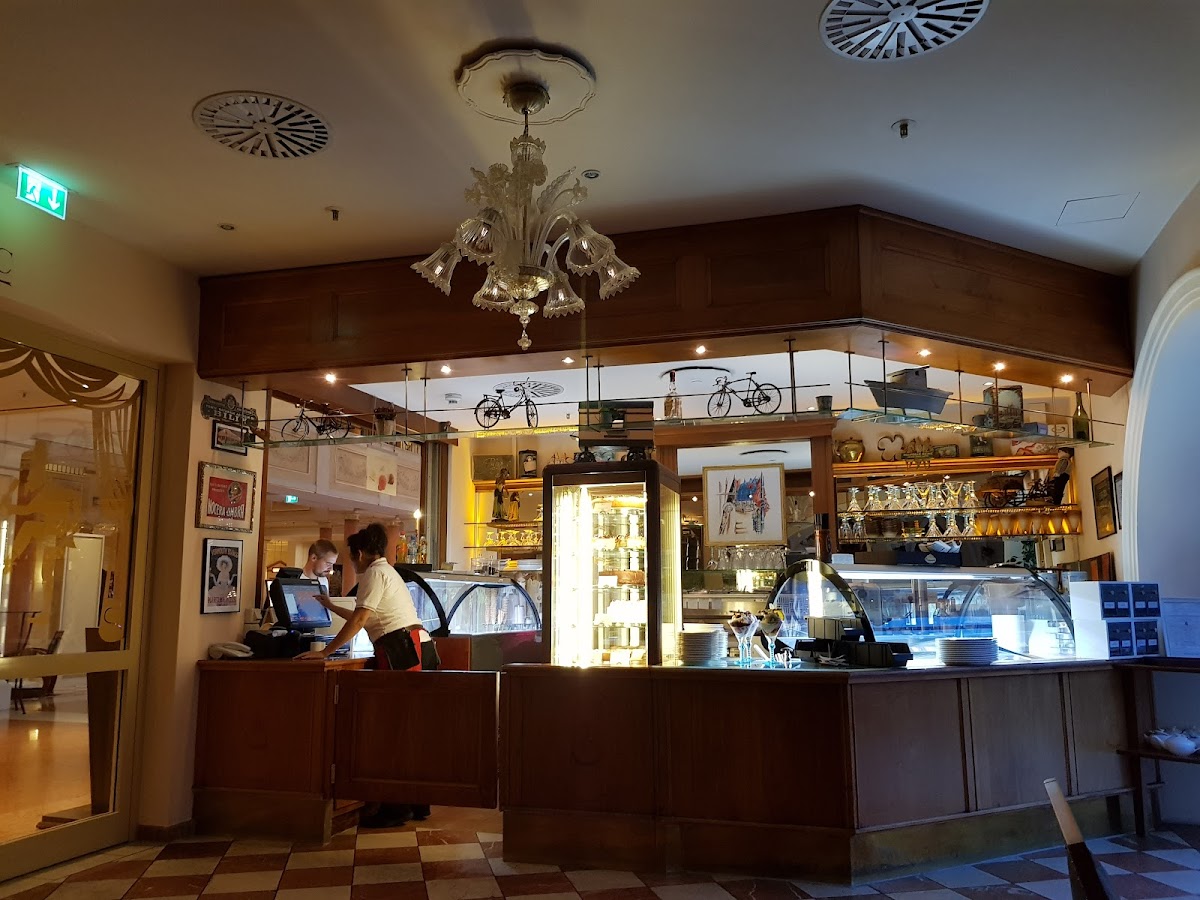 Commedia Dell'arte Cafebar