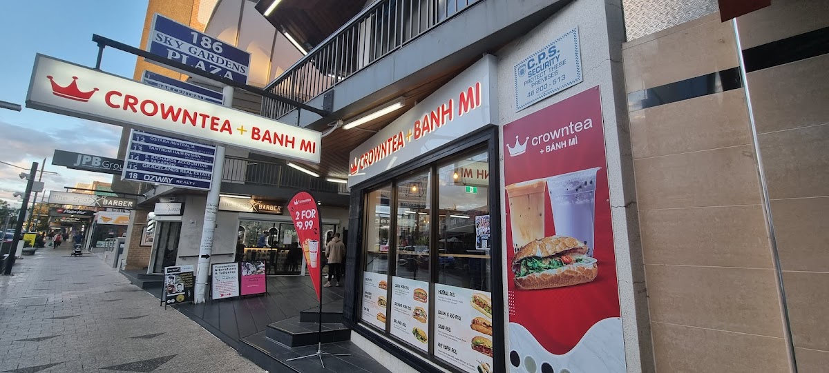Crown Tea + Banh Mi