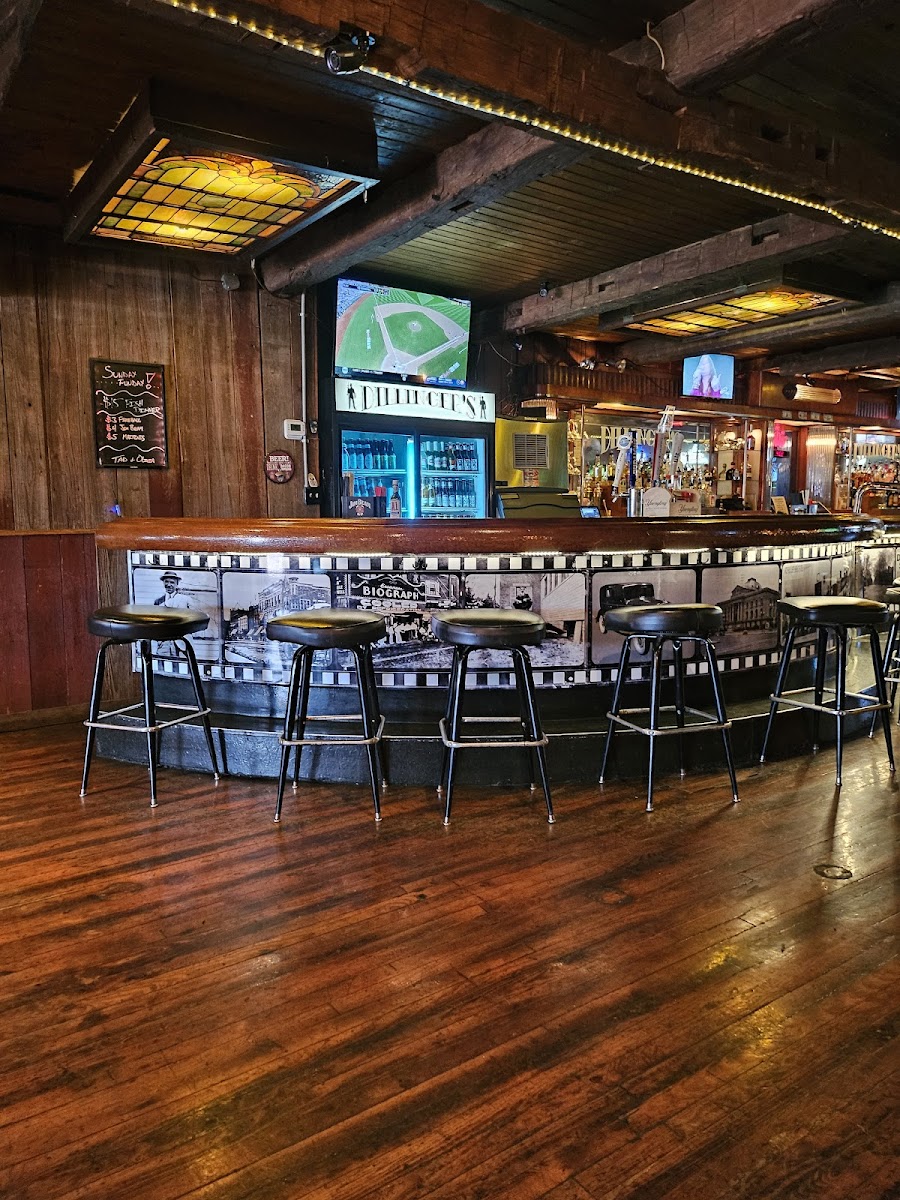 Dillingers Bar And Grill Photos 9