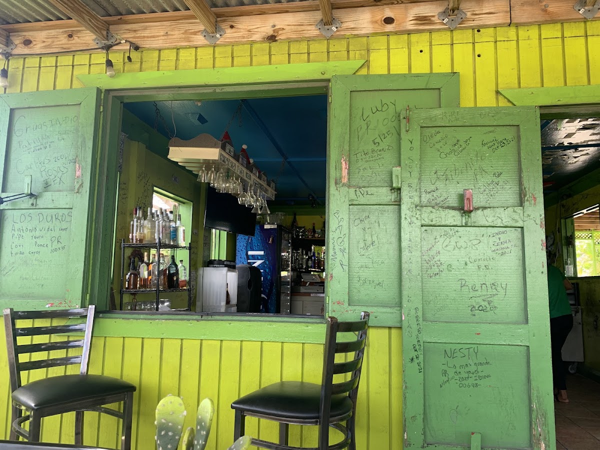 El Flamboyant Bar & Restaurant