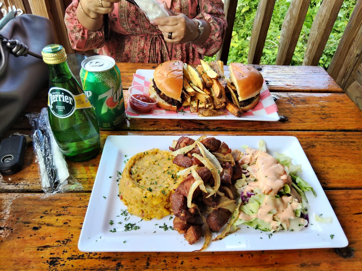 El Jardín Burger Photos 2