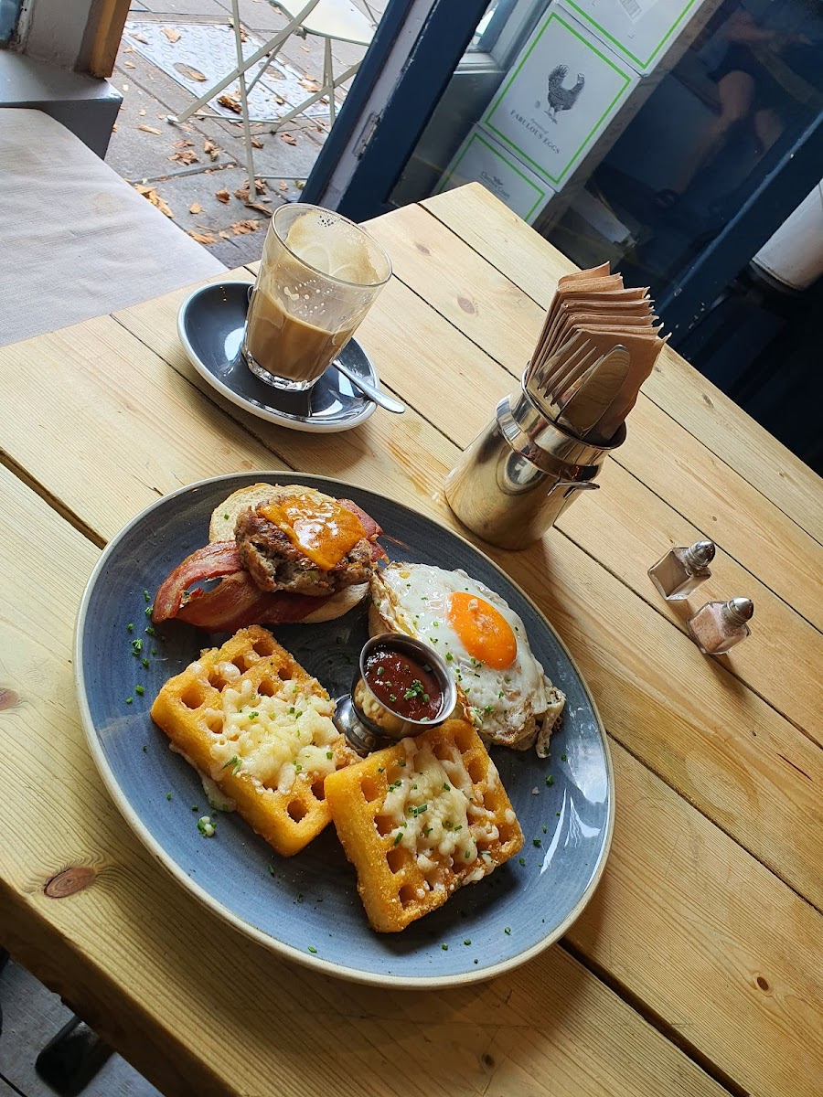 Golden Yolk | Coffee & Brunch Photos 9
