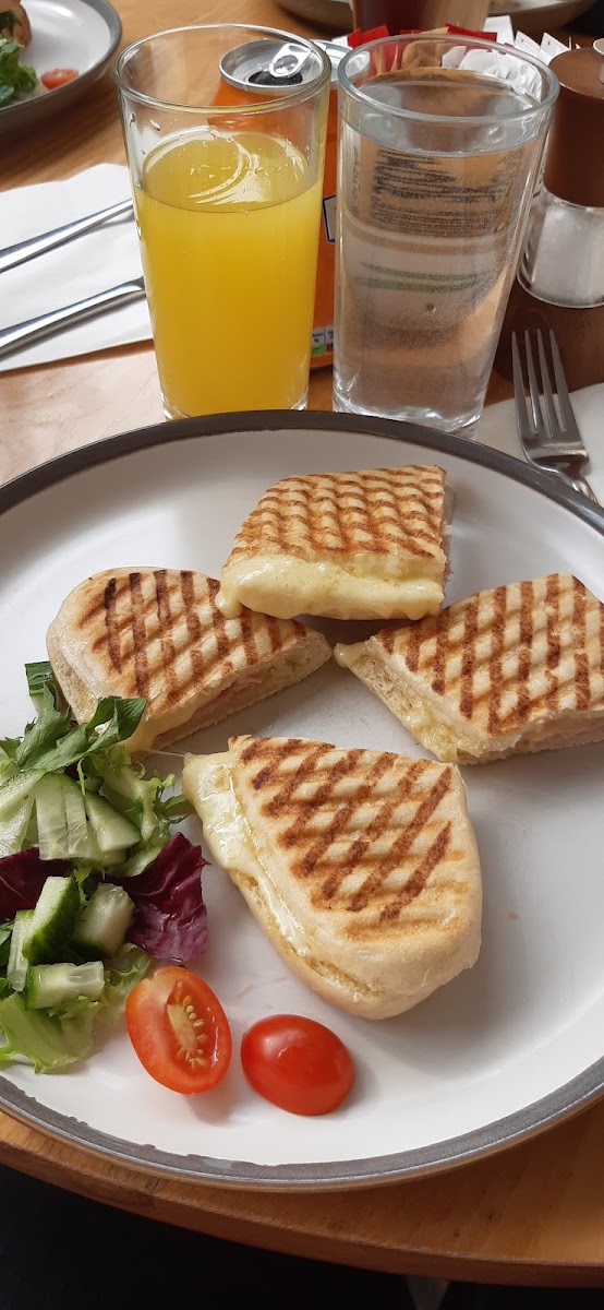 Henrys Cafe Photos 9