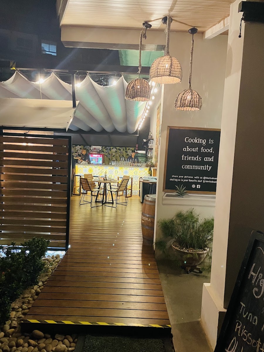 Hierbabuena Restaurante & Bistro
