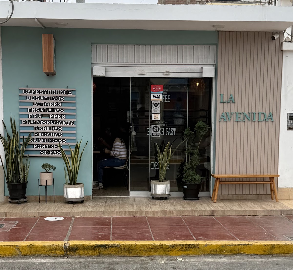 La Avenida - Cafetería Photos 2