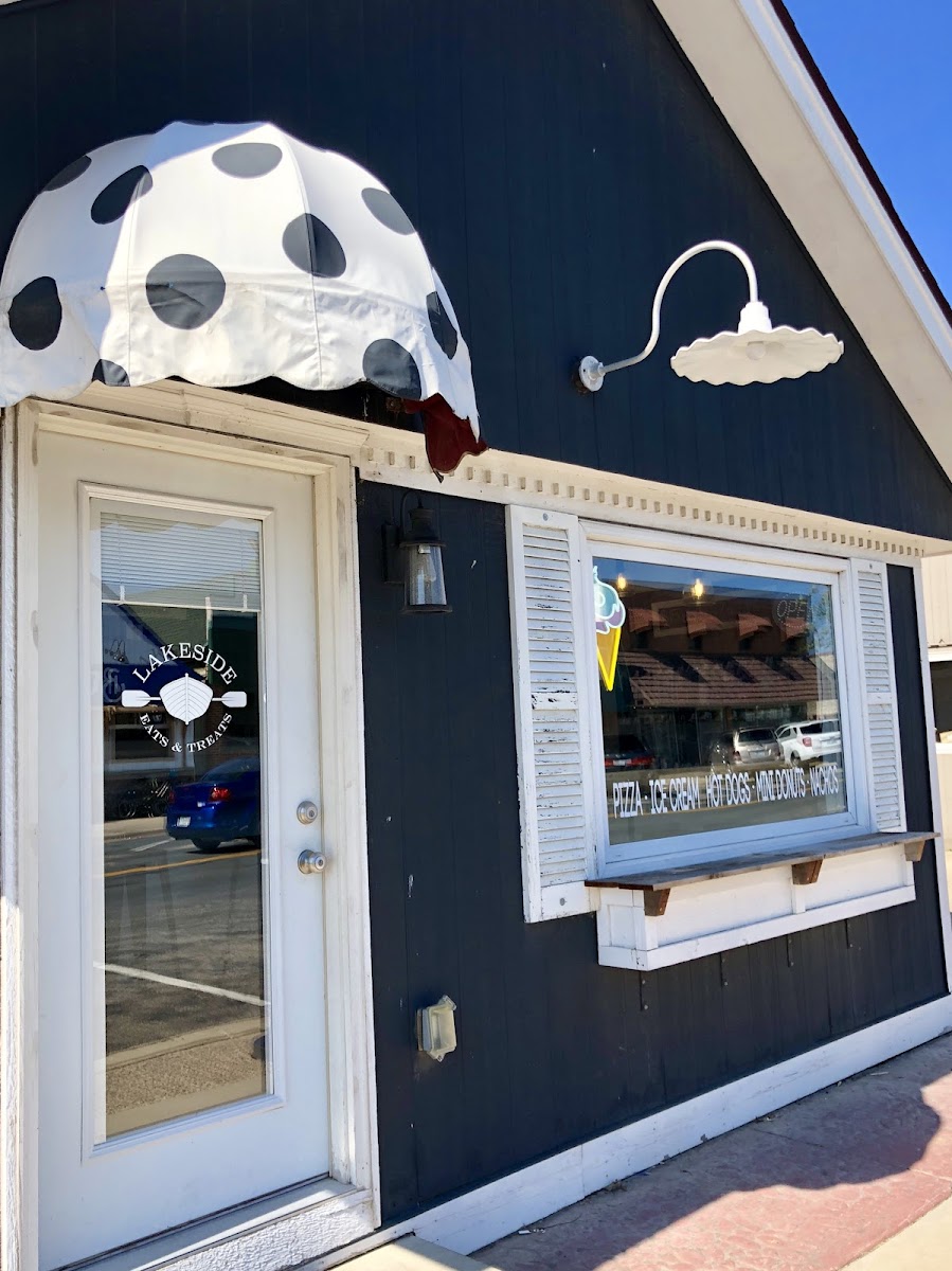 Lakeside Eats And Treats