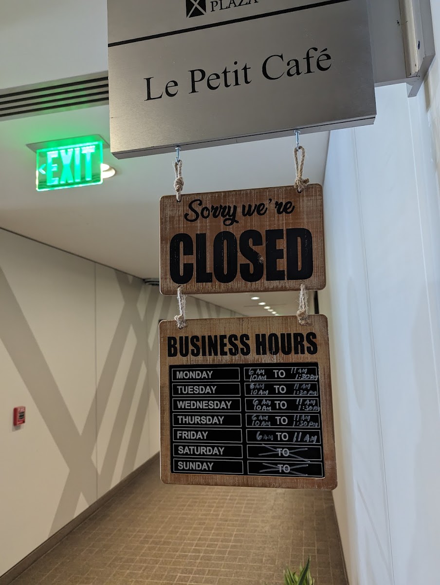 Le Petit Cafe