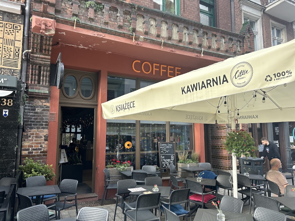 Little Egoist Coffee Kawa Śniadania Ciasta