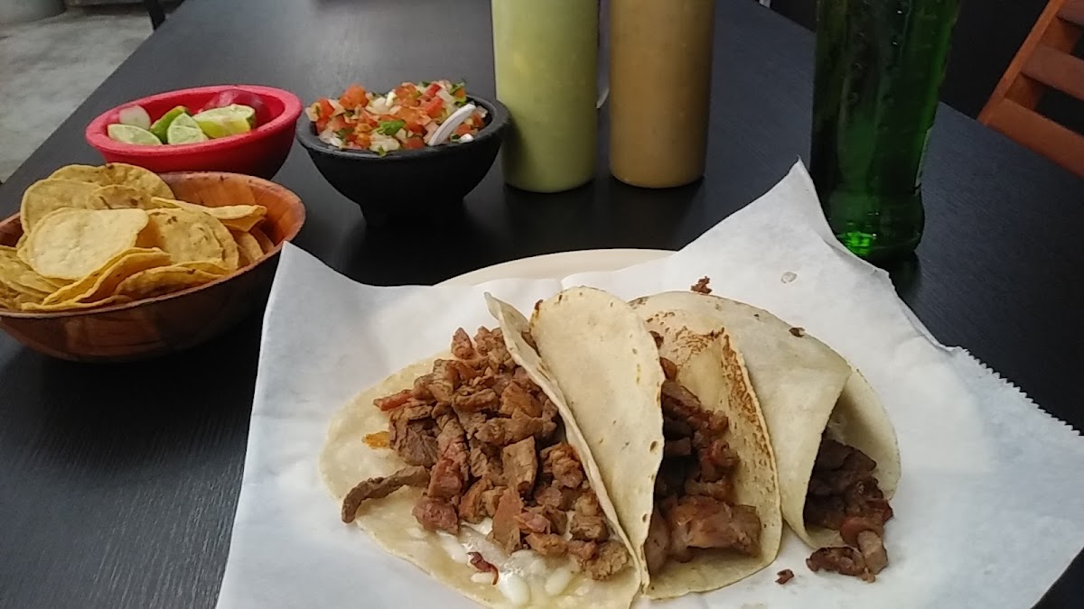 Los Carbones Food Truck Photos 2