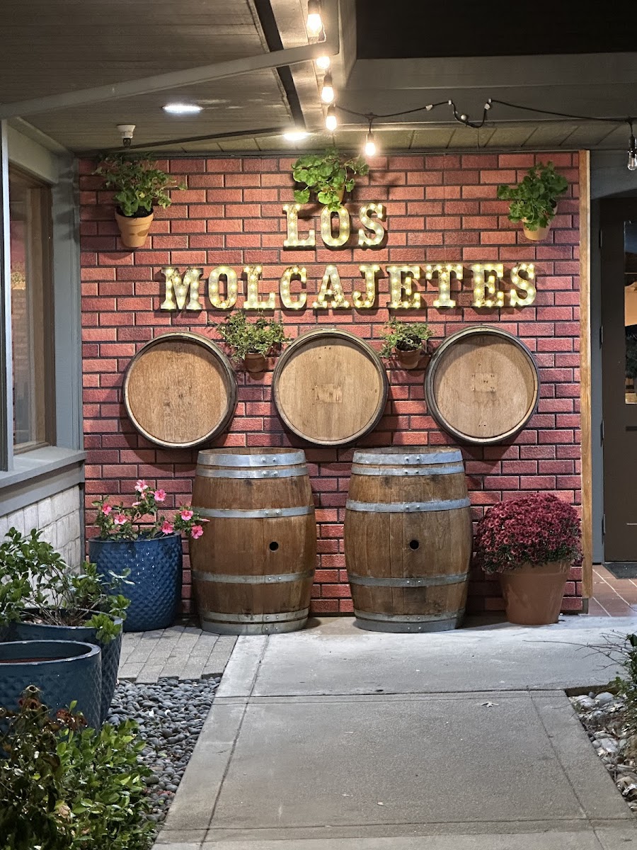 Los Molcajetes Bar & Grill