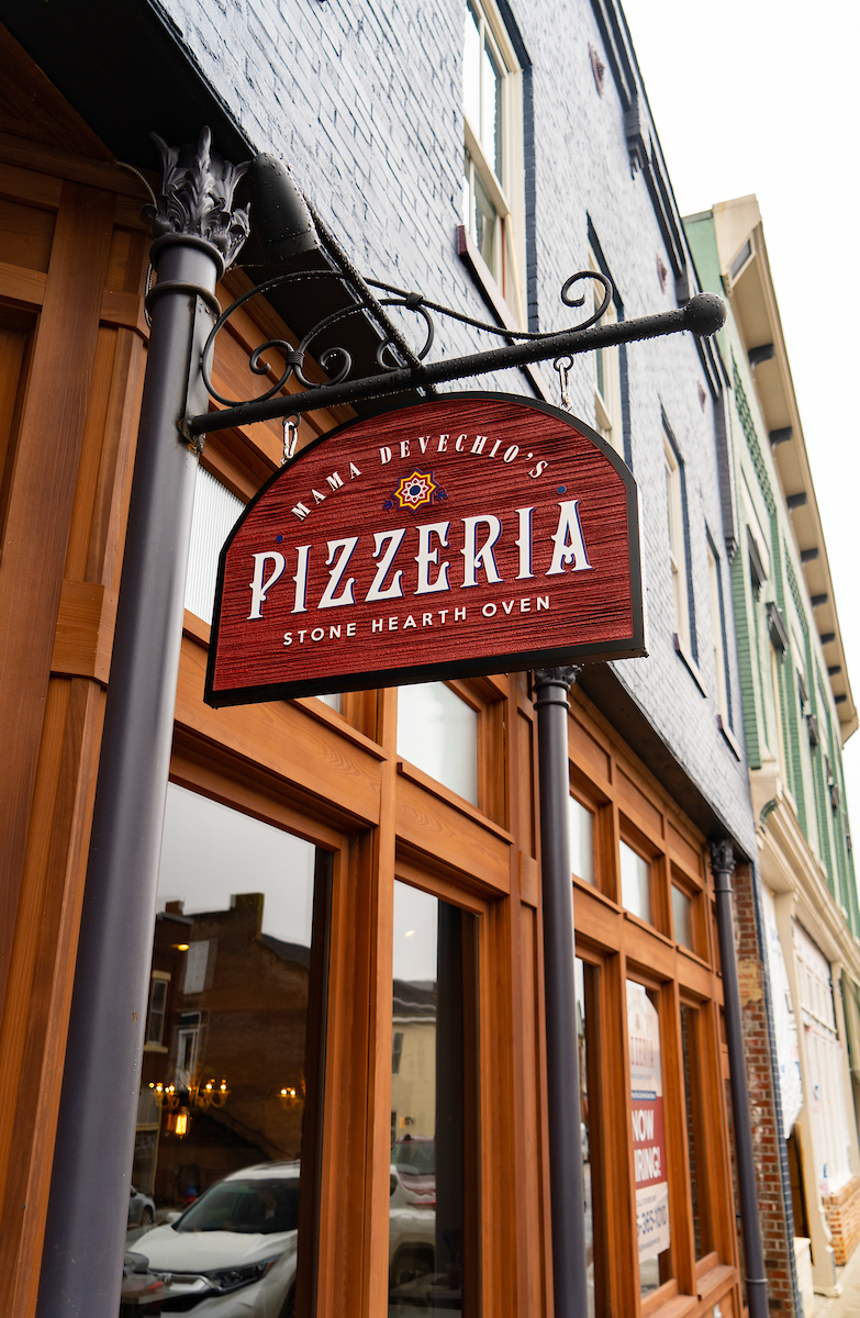 Mama Devechios Pizzeria