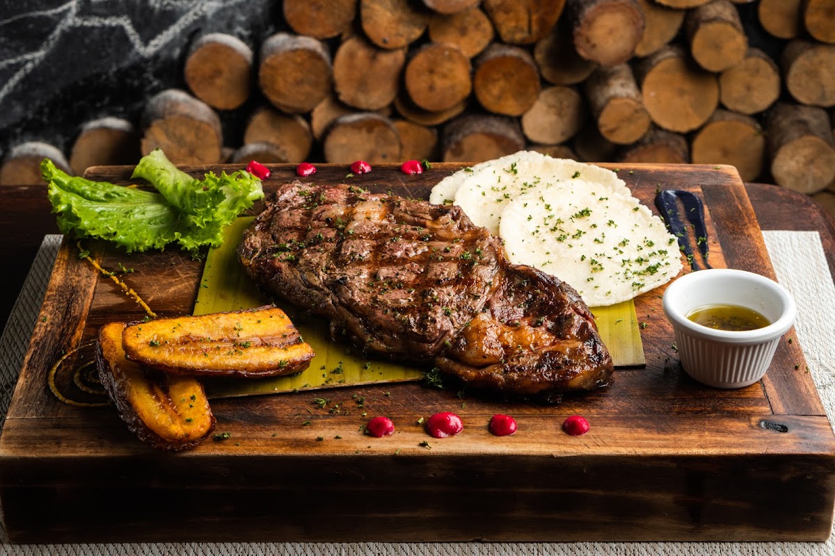 Mary’S Bbq • La Fortuna Lounge & Grill Photos 9