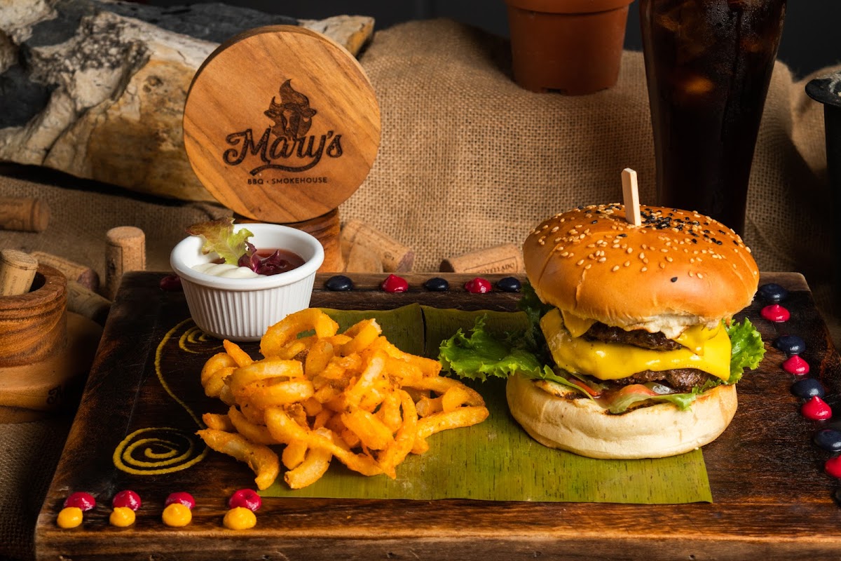Mary’S Bbq • La Fortuna Lounge & Grill Photos 2