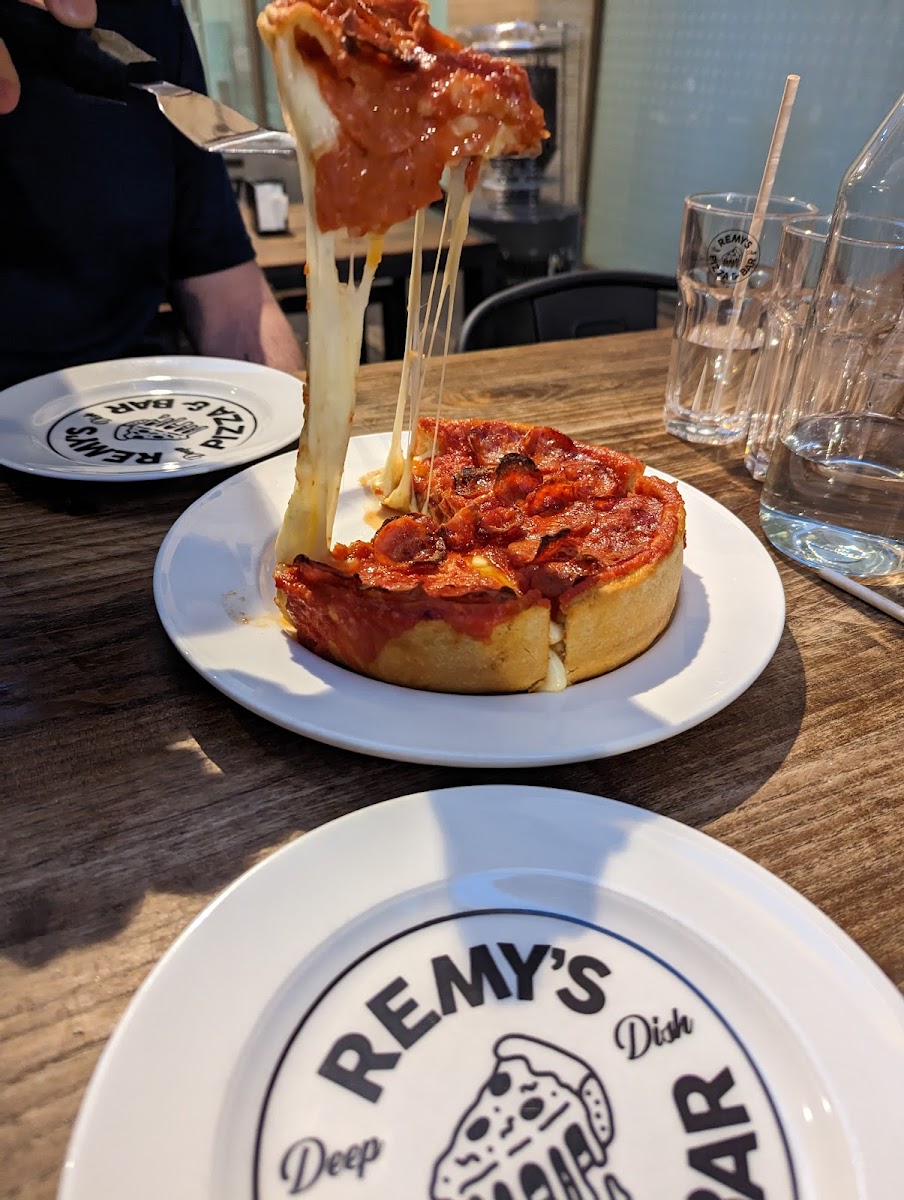 Remy's - Deep Dish Pizza & Bar Photos 2