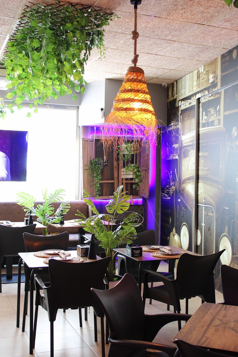 Restaurante Venezolano El Garaje De Mama Tia