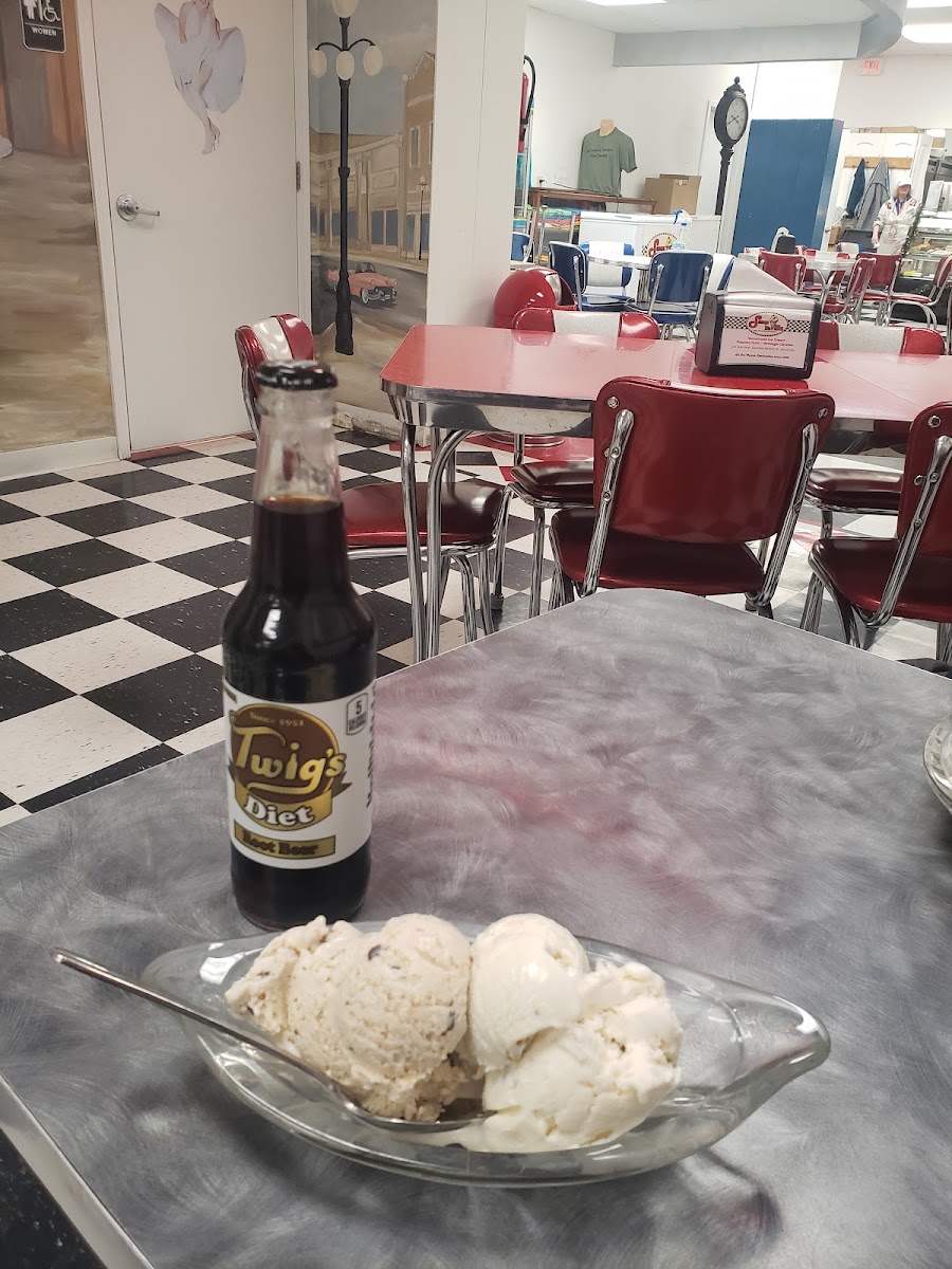 Scoop De Ville Ice Cream Shop Photos 9