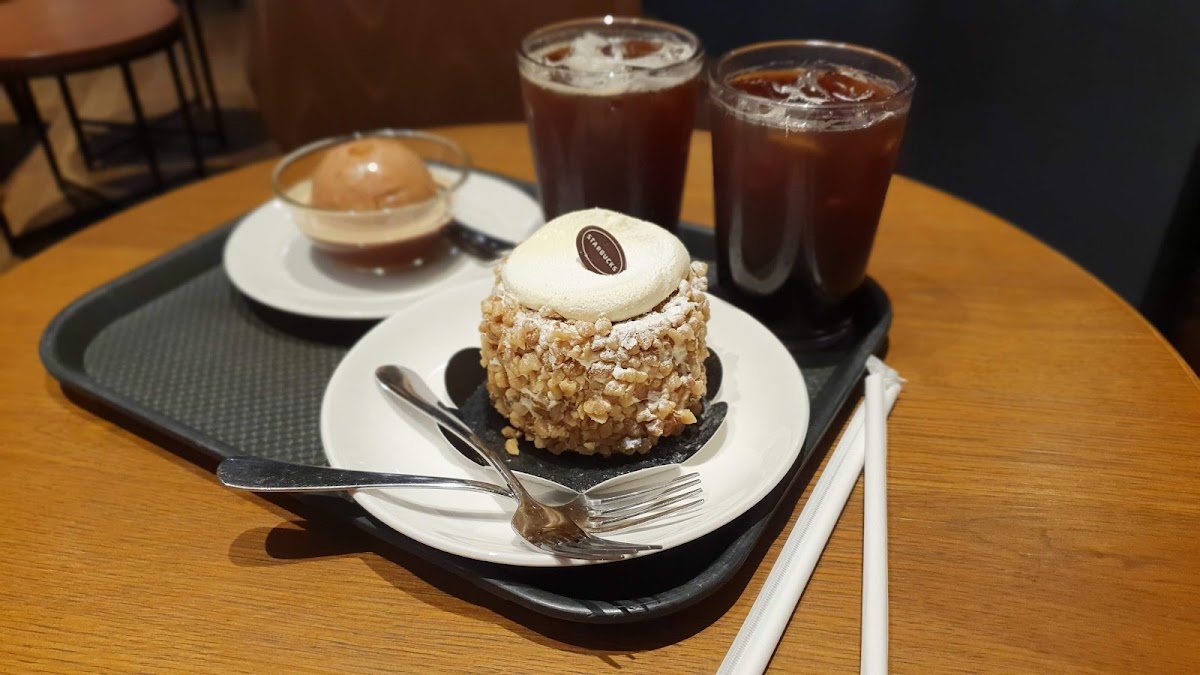 Starbucks Sin-Apgujeong Photos 9