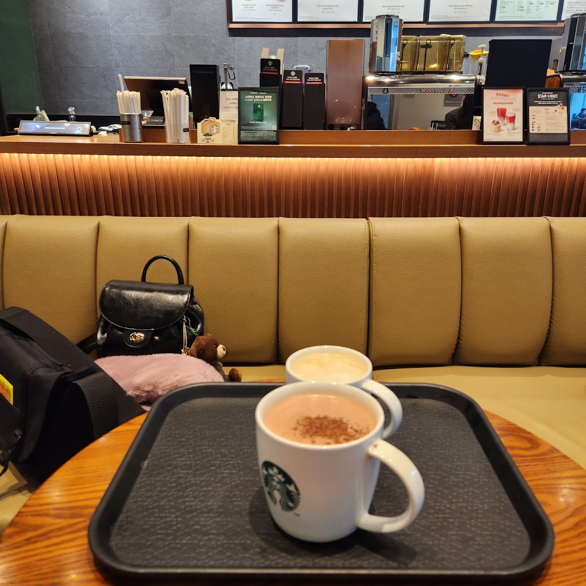 Starbucks Yeouido Photos 9