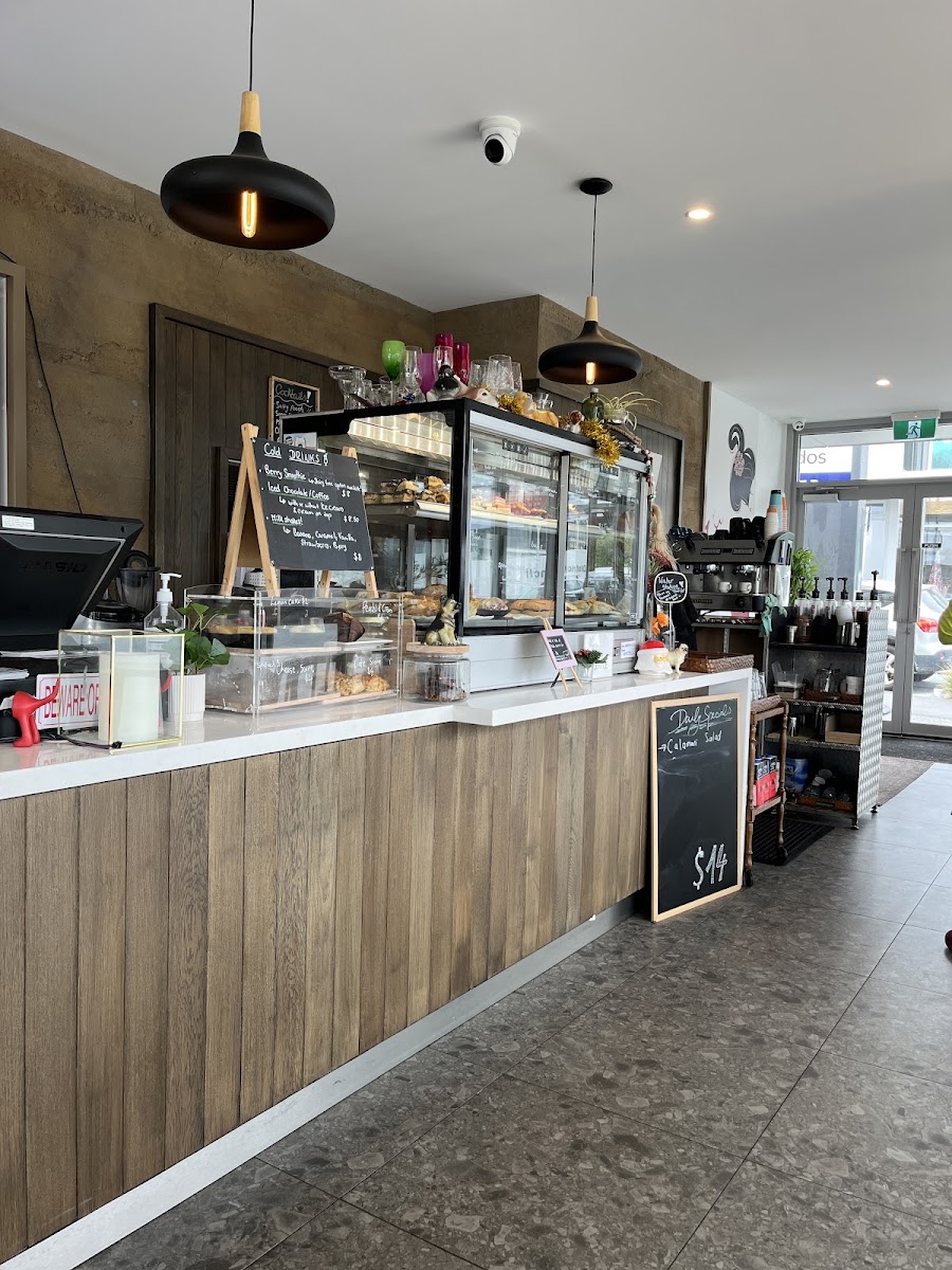 The Ugly Dog And Kitchen