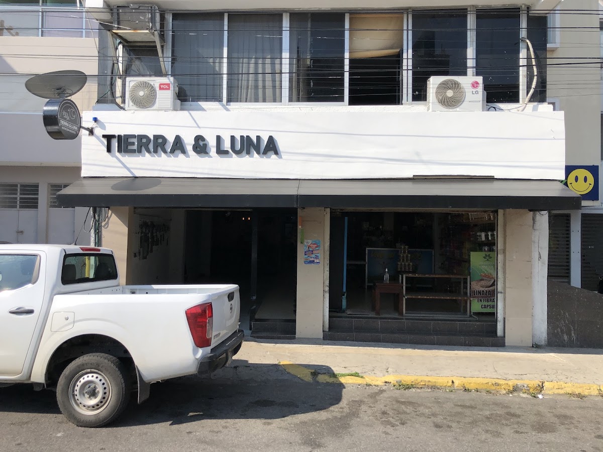 Tierra & Luna